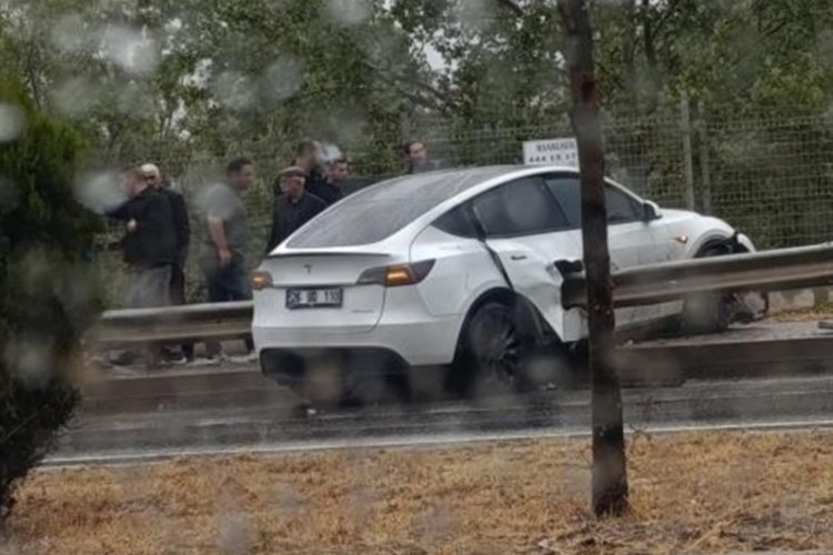 Yağışlı hava Tesla'yı pert etti!