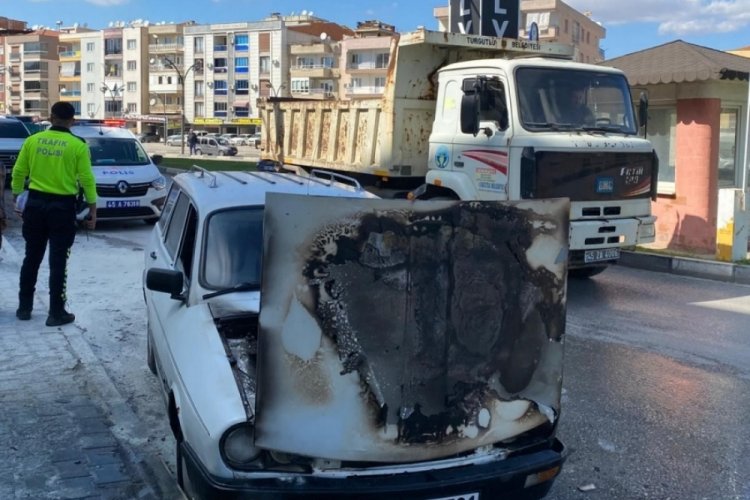 Turgutlu'da seyir halindeki otomobil alevler i&ccedil;inde kaldı