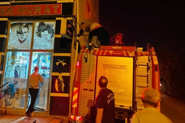 Mahsur kalan kediye itfaiyeden zamanında m&uuml;dahale