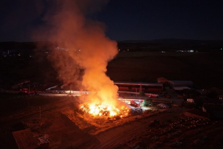 650 ton saman balyası ateşe verildi