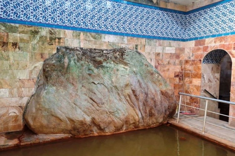 Şifa hamamındaki dev kaya ilgi odağı oldu