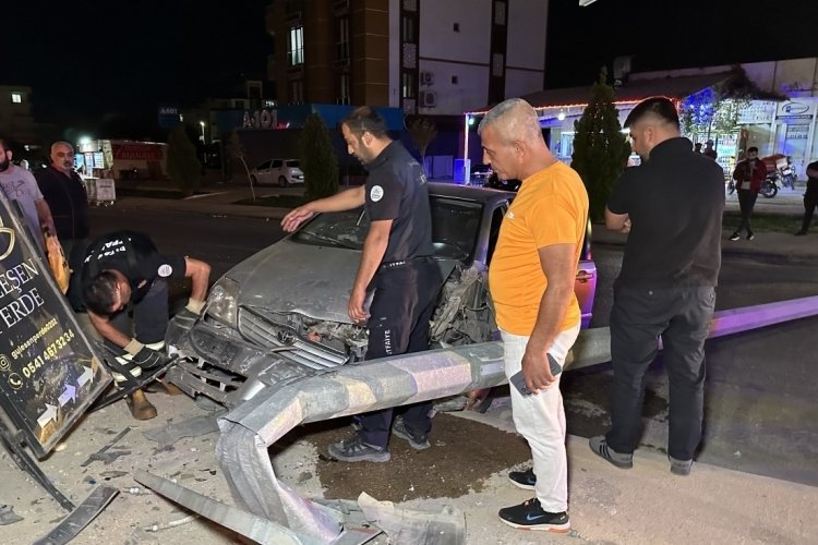 Alkoll&uuml; s&uuml;r&uuml;c&uuml; direği devirdi, ref&uuml;je &ccedil;ıktı