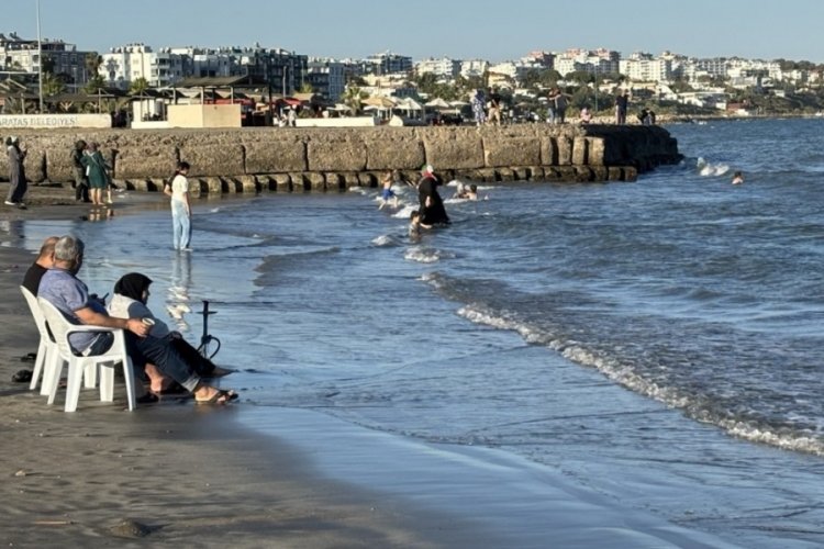 Ekim ayında Adana'da deniz sezonu s&uuml;r&uuml;yor