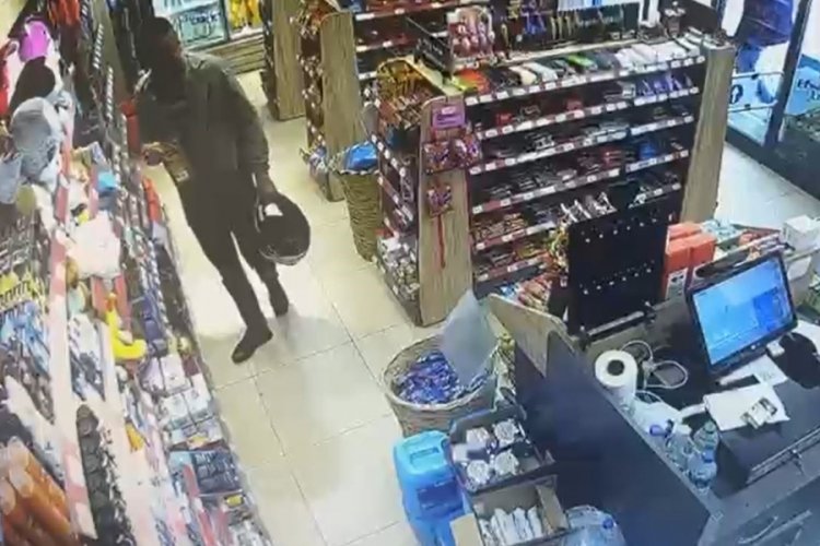 Benzinlikte &ccedil;ocuğunu kullanarak oyuncak &ccedil;aldı