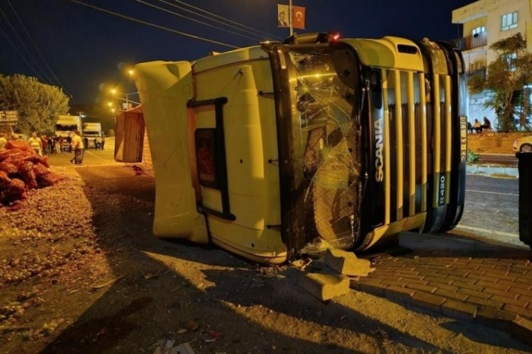 Arızalanan tırdan inen s&uuml;r&uuml;c&uuml;, hayatını kaybetti