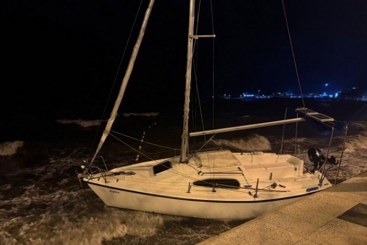 Erdek'te lodos alarmı: Tekneler kıyıya vurdu