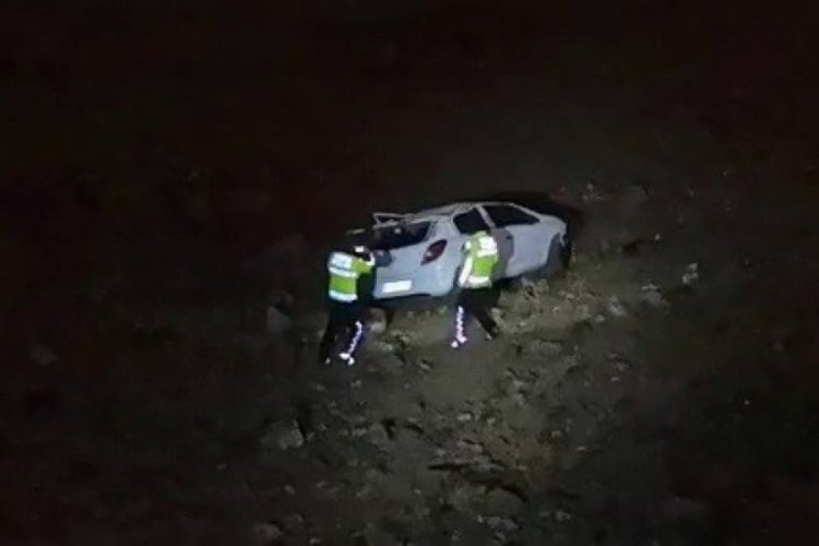 Erzurum'da feci kaza: Ara&ccedil; 50 metreden u&ccedil;uruma yuvarlandı