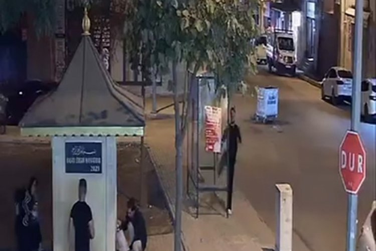 Otob&uuml;s durağında şiddet anı: Tekmeyle cama saldırdı