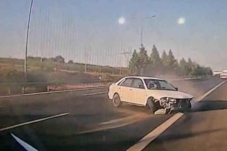 Otomobilin bariyerlere &ccedil;arpma anı saniye saniye kaydedildi