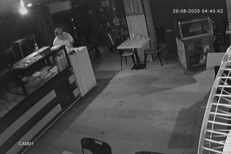 Parası bitince hırsızlığa başvurdu: G&uuml;venlik kameraları her şeyi kaydetti