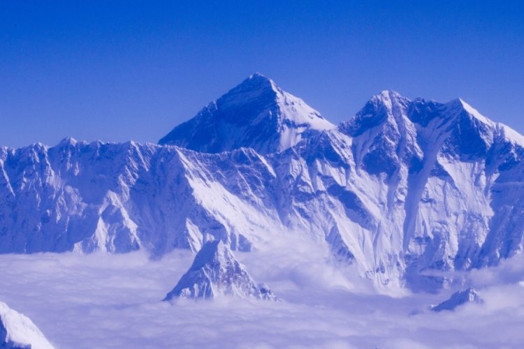 Everest'te mahsur kalan 200 dağcı kurtarıldı