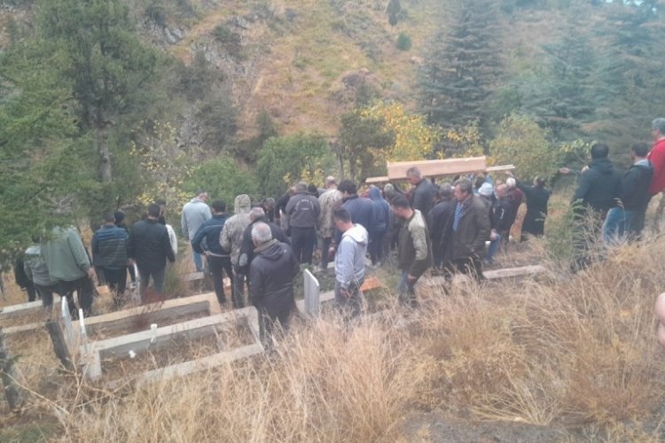 Tek tabut, aynı mezar: Yangında &ouml;len iki yaşlı kardeş defnedildi