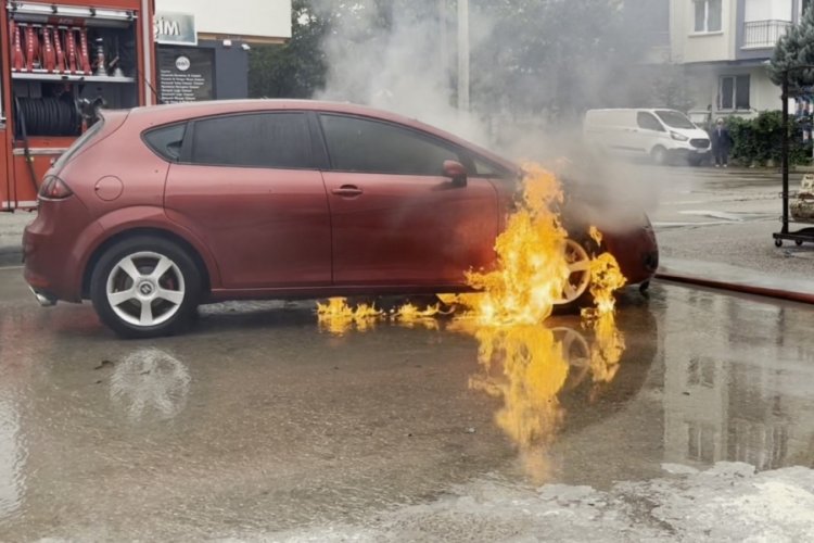 Seyir halindeki otomobil alevlere teslim oldu