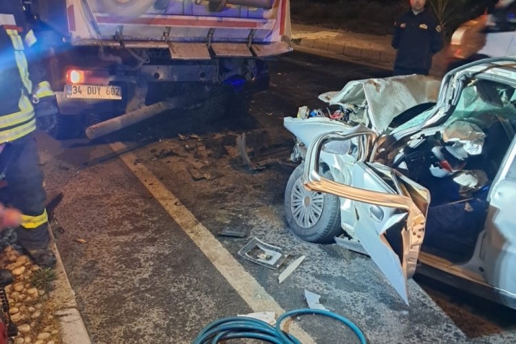 Otomobil, yol temizliği yapan belediye aracına &ccedil;arptı: 1 &ouml;l&uuml;