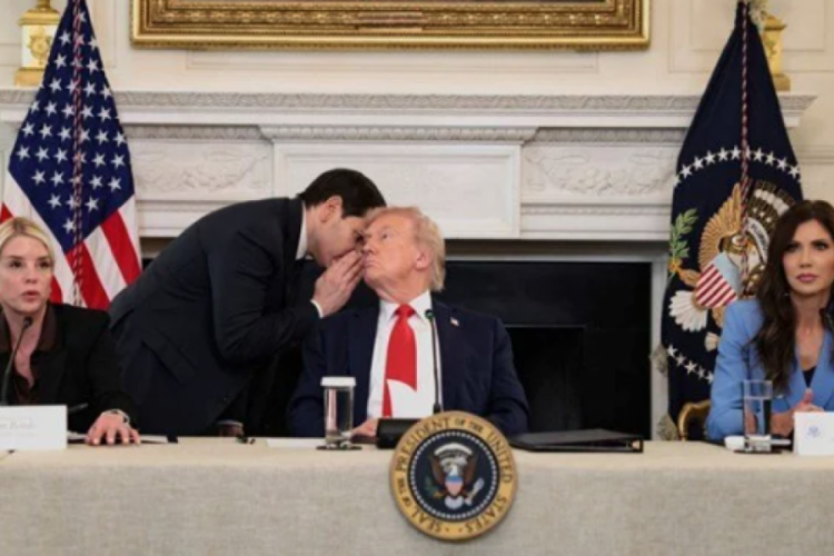 Trump'a toplantıyı erken sonlandıran not: Rubio kulağına fısıldayarak verdi