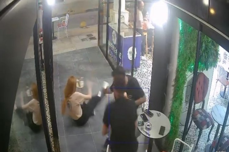 Dikkatsizliği başına bela oldu: Cam kapıya &ccedil;arpıp savruldu