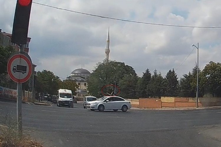 Y&uuml;rek hoplatan kaza g&ouml;r&uuml;nt&uuml;s&uuml;: Burnu bile kanamadan kurtuldu
