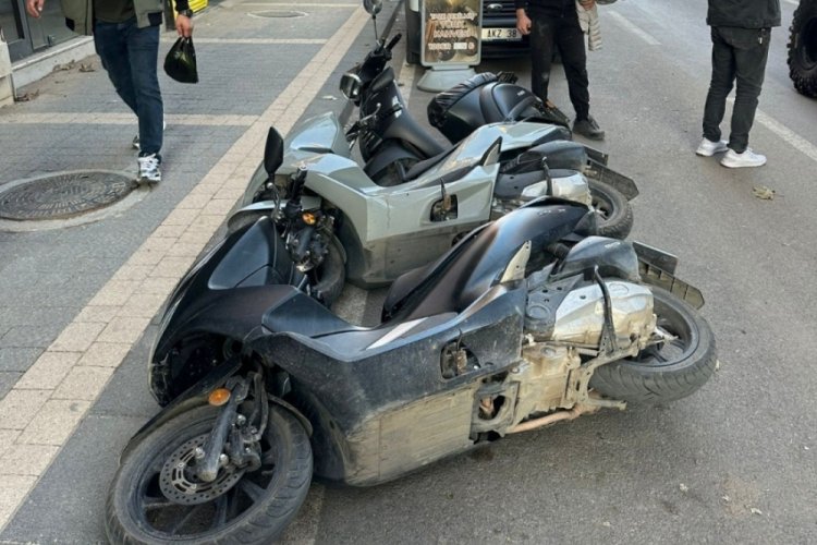 Motosikletler zincirleme şekilde devrildi