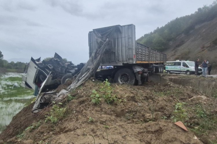 Tır yoldan &ccedil;ıktı: 1 &ouml;l&uuml;, 2 yaralı