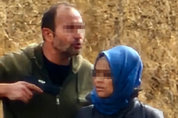Korku dolu anlar! Eski eşini rehin alıp kafasına silah dayadı