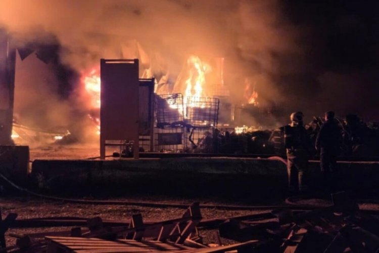 Sıcak saatler! Fabrika alevlere teslim oldu