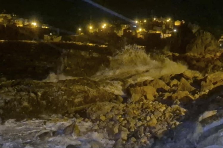 Karadeniz r&uuml;zgara teslim oldu! Kayalara vuran dalgaların boyu 8 metreyi buldu