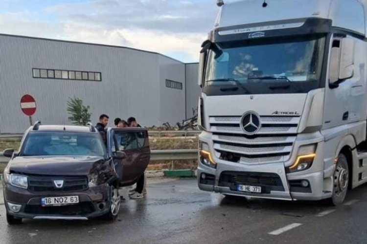 Bursa'da &ouml;l&uuml;mden d&ouml;nd&uuml;ler! Tırın &ouml;n&uuml;ne atladı...