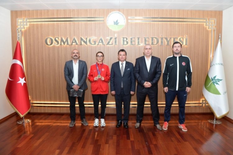 Başkan Erkan Aydın Bursa'nın gururu şampiyon sporcuyu ağırladı
