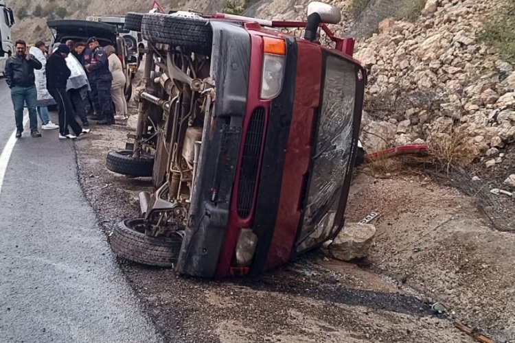 Su tahliye kanalına devrilen kamyonette 5 kişi yaralandı