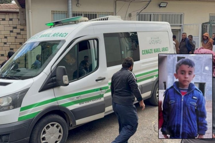 Parka giderken otomobilin &ccedil;arptığı &ccedil;ocuk hayatını kaybetti