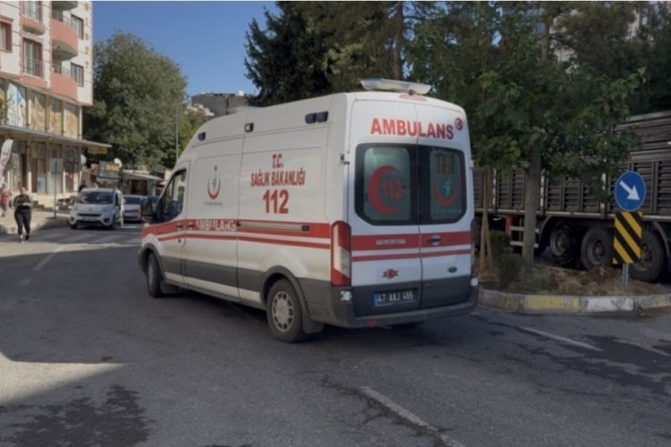 Trafikte ilerleyemeyen ambulans s&uuml;r&uuml;c&uuml;s&uuml; ters y&ouml;ne girdi