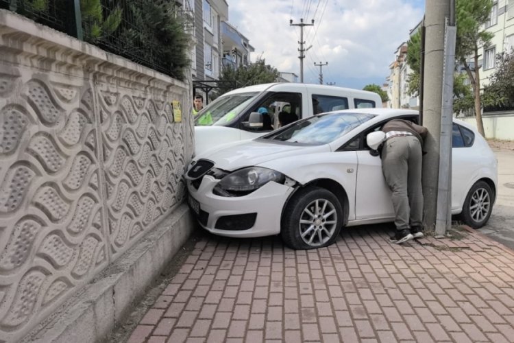 Bursa'da ara&ccedil;lar site duvarına &ccedil;arptı!