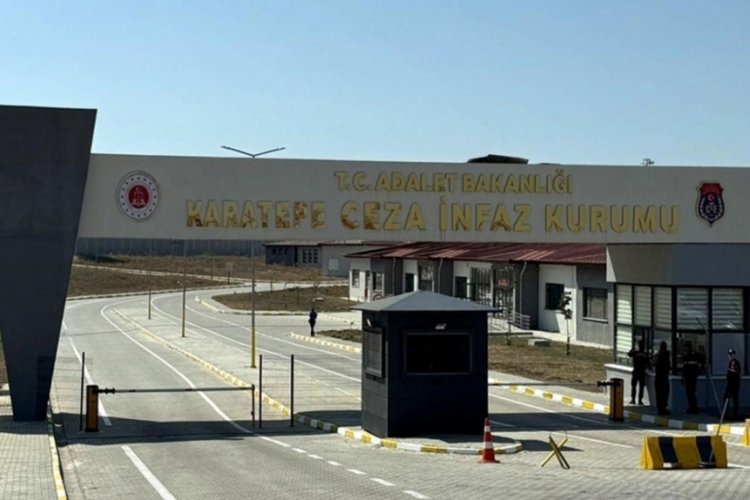 Cezaevi mahkumundan infaz koruma memurlarına bı&ccedil;aklı saldırı! 3 kişi yaralandı