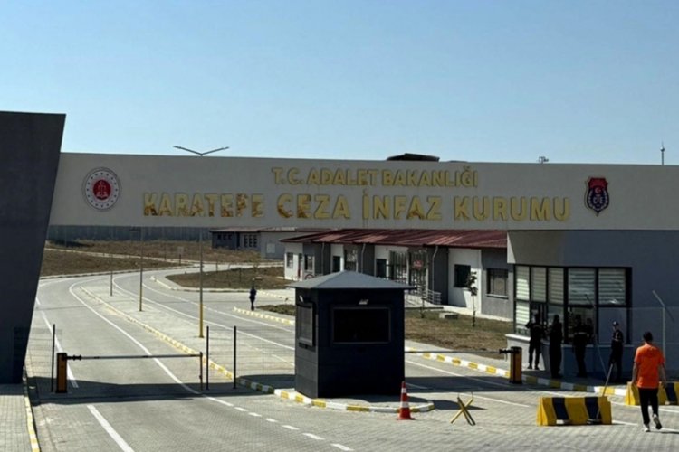 İnfaz koruma memurlarına bı&ccedil;akla saldırdı: 3 yaralı