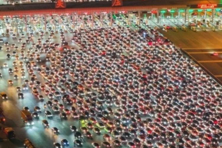 B&ouml;yle trafik g&ouml;r&uuml;lmedi: Milyonlarca insan yollara d&ouml;k&uuml;ld&uuml;