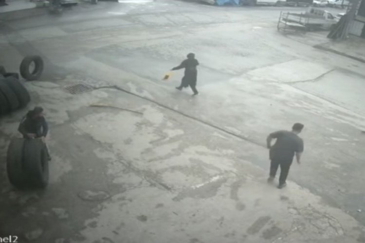 Bursa'da esnafı canından bezdirdi! S&uuml;p&uuml;rgeyle kovaladı, arkadaşı şut attı...