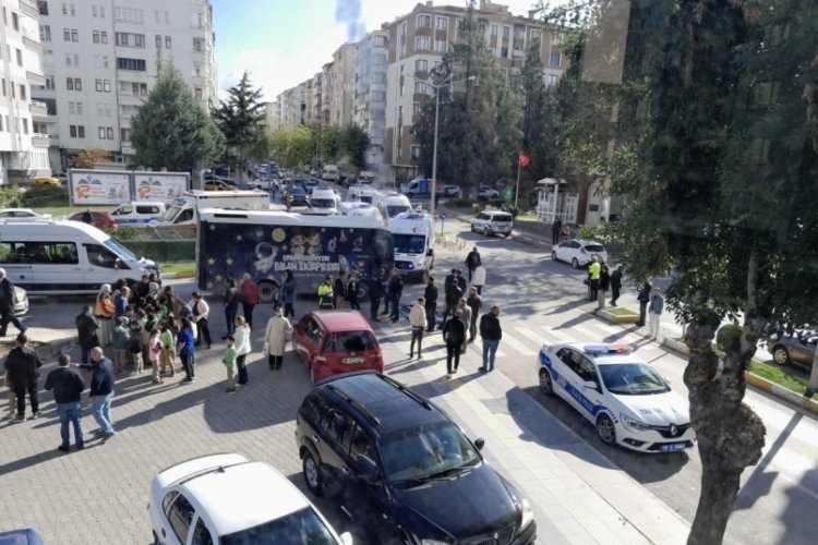Otob&uuml;s kamyona &ccedil;arptı: &Ccedil;ok sayıda &ouml;ğrenci yaralandı