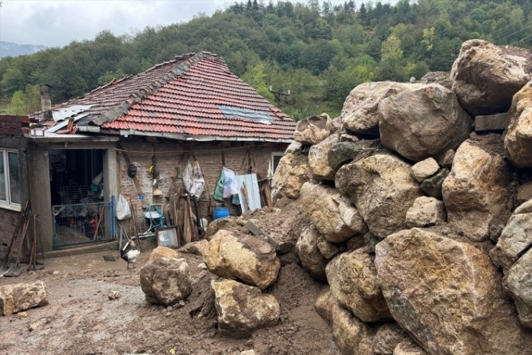 Yoğun yağış heyelana neden oldu! Kıl payı kurtuldular...