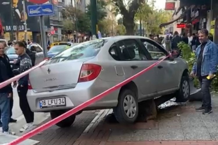 Bursa'da trafik kazası! Lise &ouml;ğrencisi metrelerce savruldu...