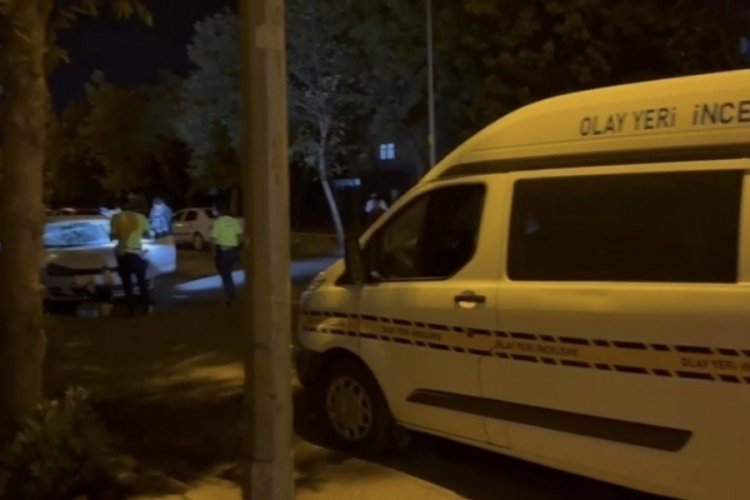 Yolun karşısına ge&ccedil;mek isteyen anne ve kızına araba &ccedil;arptı