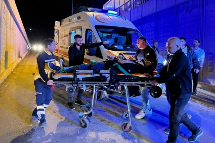 Kontrolden &ccedil;ıkan motosiklet devrildi! 2 yaralı