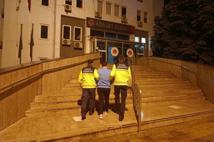 Bebekli otomobili sıkıştırıp kazaya sebep olan maganda tutuklandı