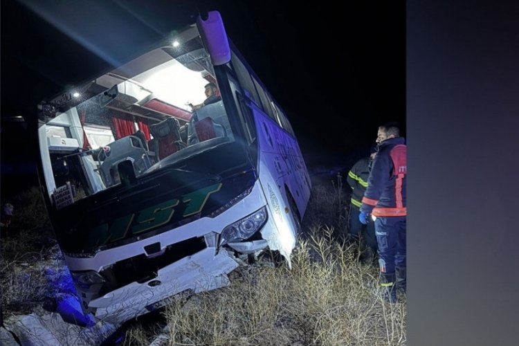 Yemekten zehirlenip direksiyon başında fenalaşan s&uuml;r&uuml;c&uuml; kaza yaptı: 6 yaralı