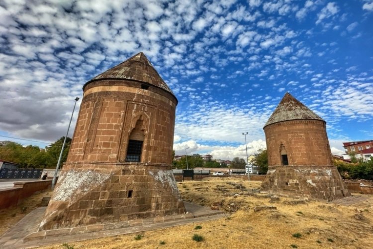 Tarih ve doğa Ahlat'ta buluştu: K&uuml;mbetler bulutlarla g&ouml;rsel ş&ouml;lene d&ouml;n&uuml;şt&uuml;