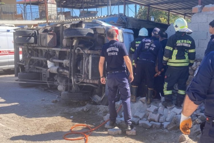 İki evin arasındaki depoya kamyonet girdi