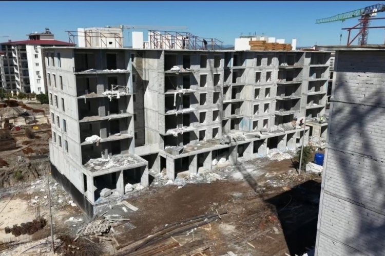 Depremin yıktığı kent merkezinde afet konutları y&uuml;kseliyor