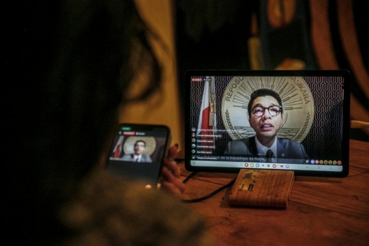 Macron onay verdi! Madagaskar Cumhurbaşkanı Rajoelina &uuml;lkesini terk etti
