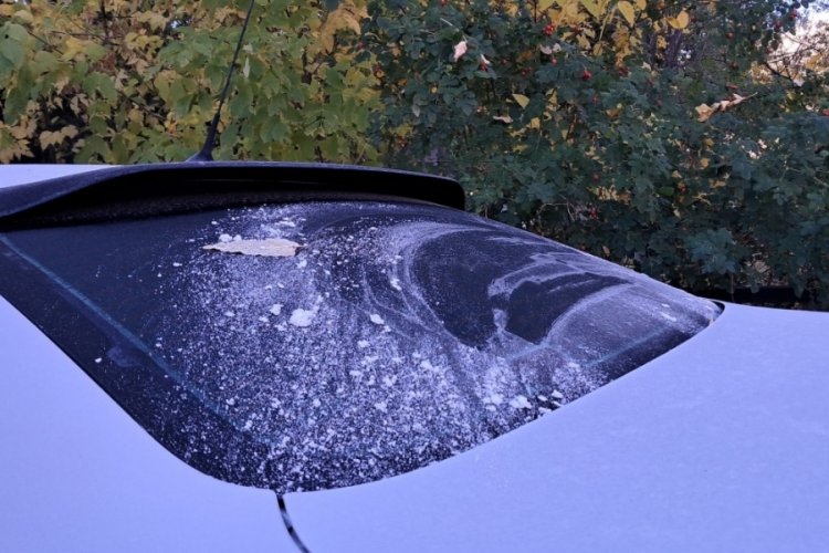 Termometre eksiyi g&ouml;sterdi: Ara&ccedil; camları buz tuttu