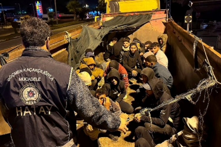 İnsan tacirlerinden akla gelmeyecek y&ouml;ntem: Hafriyat kasasında...