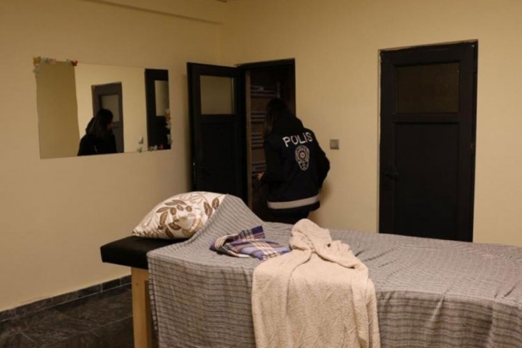Masaj salonuna fuhuş operasyonu: 5 g&ouml;zaltı, 6 mağdur kadın kurtarıldı